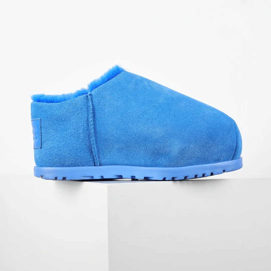Pick up locally 💰660 Core recommended good price It is a very suitable choice for keeping warm in winter and at home. In the new year, uug has launched a series of styles, which are partial to the preferences of young consumers and have also moved to the forefront of fashion trends. Shoe body material Water-repellent coated suede upper 17mm UGGPURE™ implanted wool insole Lightweight non-slip comfortable rubber outsole With brand LOGO trademark Comes with a full set of packaging Size: 35 36 37 38 39 40